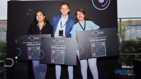 Grupo de jóvenes bolivianos ganadores de VOCES por la Inclusión