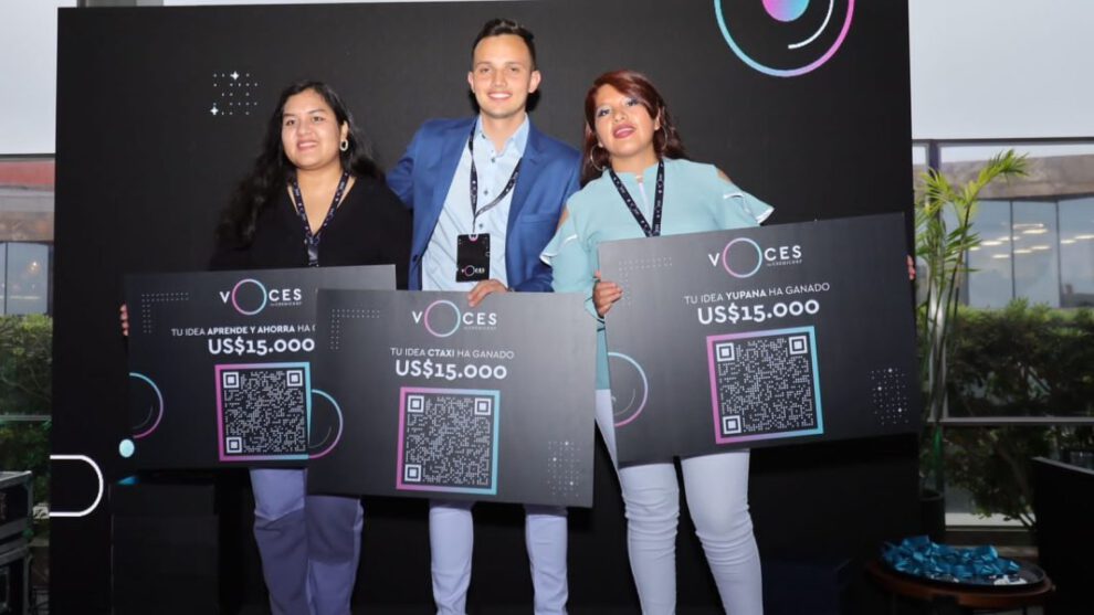 Grupo de jóvenes bolivianos ganadores de VOCES por la Inclusión
