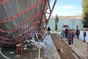 Tinglado caído en Achacachi