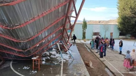 Tinglado caído en Achacachi