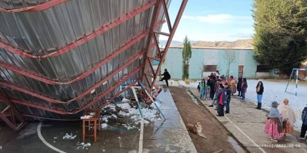 Tinglado caído en Achacachi