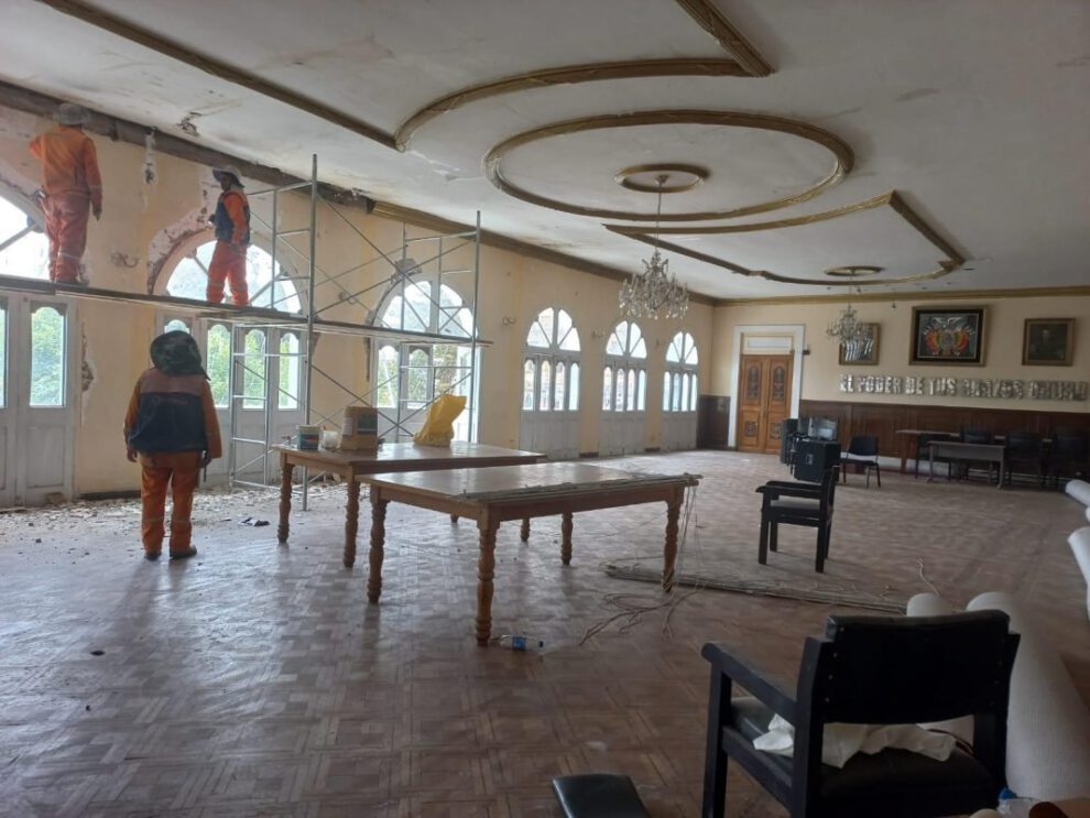 Restauración de salones en la Gobernación de Oruro