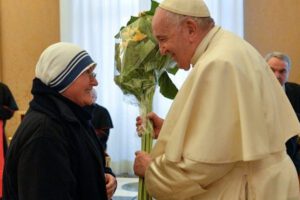 Papa Francisco insta a apoyar a los más pobres en su natalicio
