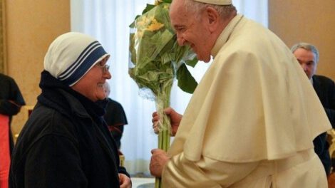 Papa Francisco insta a apoyar a los más pobres en su natalicio