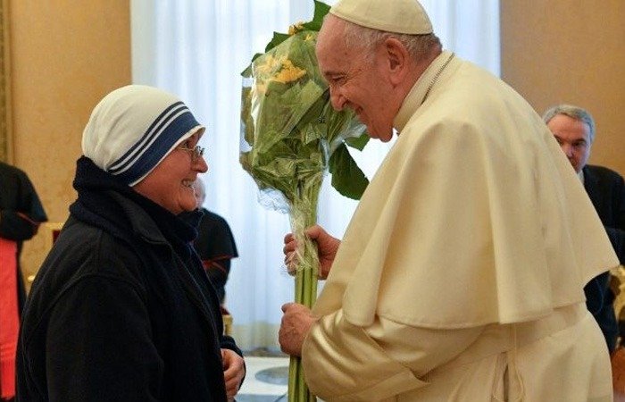 Papa Francisco insta a apoyar a los más pobres en su natalicio