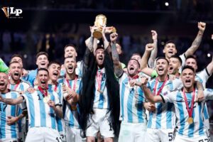 Jugadores de la selección argentina celebran el título de campeón mundial