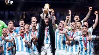 Jugadores de la selección argentina celebran el título de campeón mundial