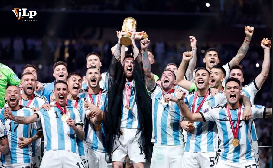 Jugadores de la selección argentina celebran el título de campeón mundial