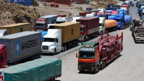 Transporte pesado boliviano parado en Perú denuncia amenazas de saqueo