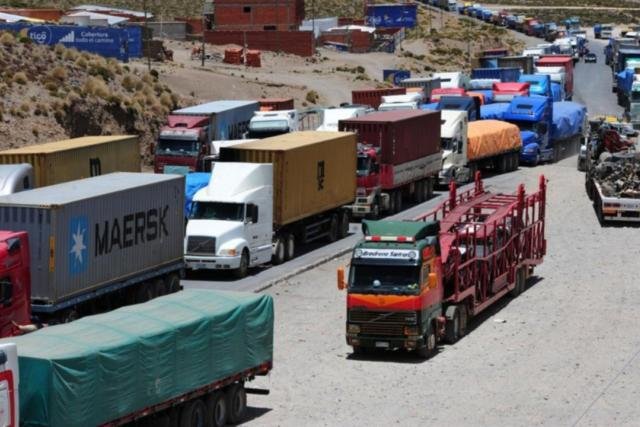 Transporte pesado boliviano parado en Perú denuncia amenazas de saqueo