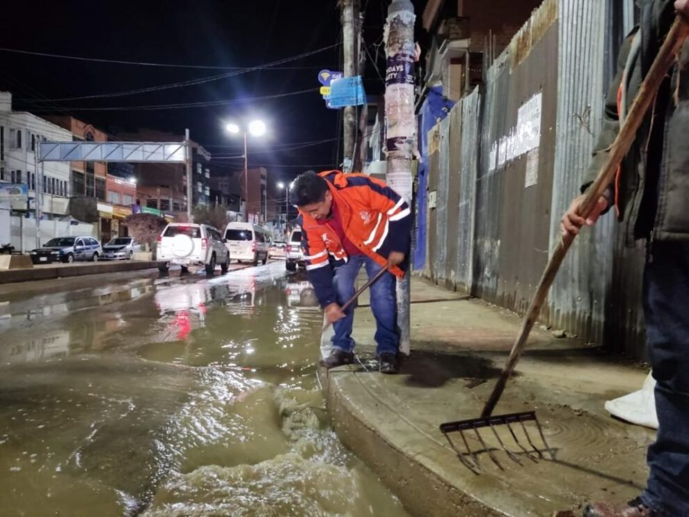 Basura en las calles provoca taponamientos en el sistema de alcantarillado