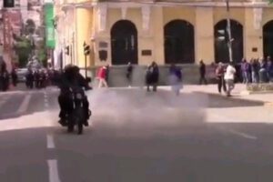 Motociclista y dinamita en Oruro