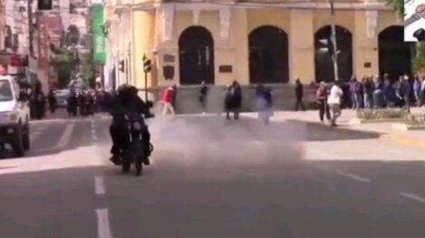 Motociclista y dinamita en Oruro