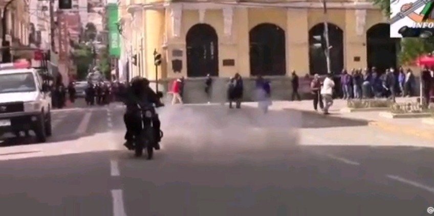 Motociclista y dinamita en Oruro