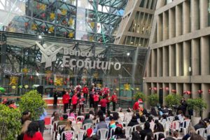 Banco Ecofuturo ofreció un concierto junto a la sociedad coral boliviana para los niños y niñas que visitaron sus instalaciones