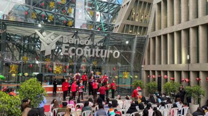 Banco Ecofuturo ofreció un concierto junto a la sociedad coral boliviana para los niños y niñas que visitaron sus instalaciones