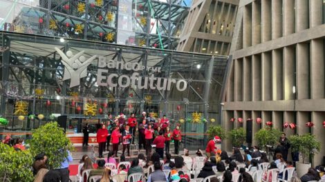 Banco Ecofuturo ofreció un concierto junto a la sociedad coral boliviana para los niños y niñas que visitaron sus instalaciones