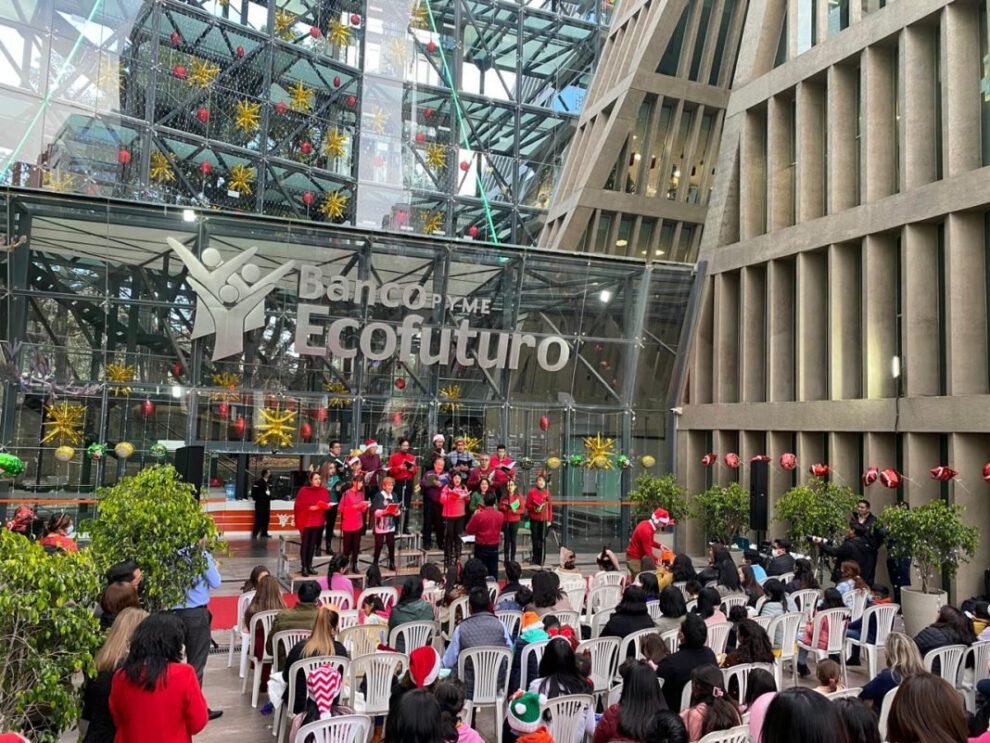 Banco Ecofuturo ofreció un concierto junto a la sociedad coral boliviana para los niños y niñas que visitaron sus instalaciones