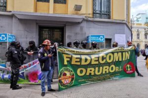 Cooperativistas mineros en vigilia en puertas de Concejo Municipal de Oruro