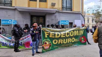 Cooperativistas mineros en vigilia en puertas de Concejo Municipal de Oruro