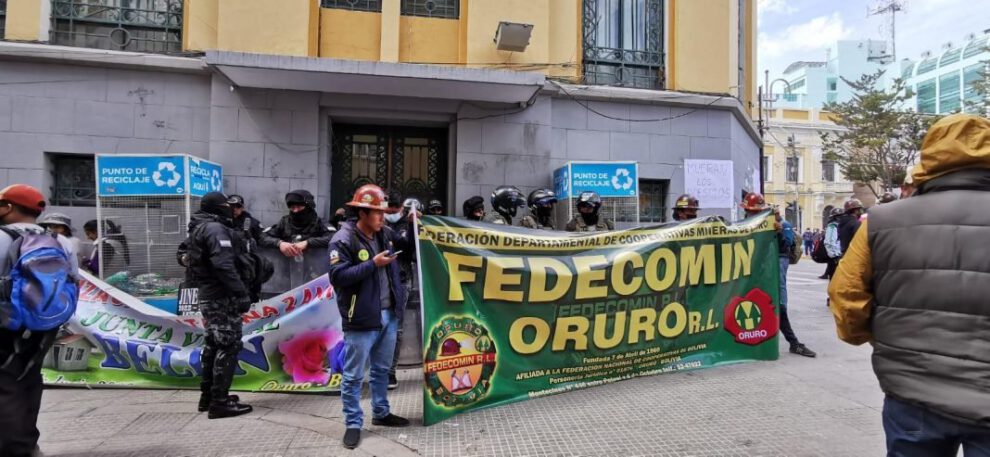 Cooperativistas mineros en vigilia en puertas de Concejo Municipal de Oruro