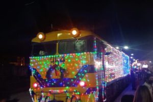 Tren Navideño decorado con luces y alegría en Oruro