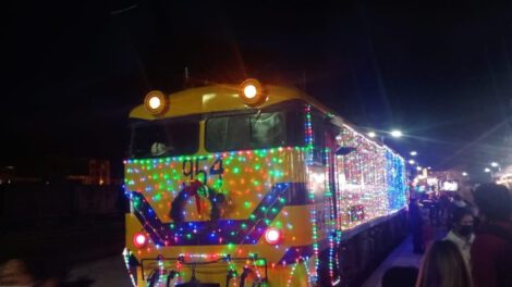 Tren Navideño decorado con luces y alegría en Oruro