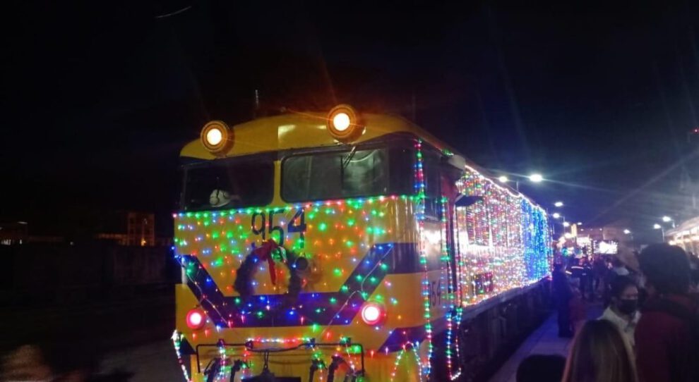 Tren Navideño decorado con luces y alegría en Oruro