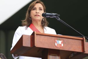 Dina Boluarte en un discurso sobre las protestas en Perú