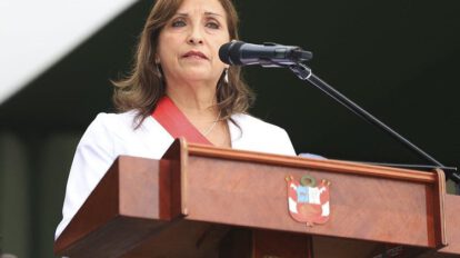 Dina Boluarte en un discurso sobre las protestas en Perú