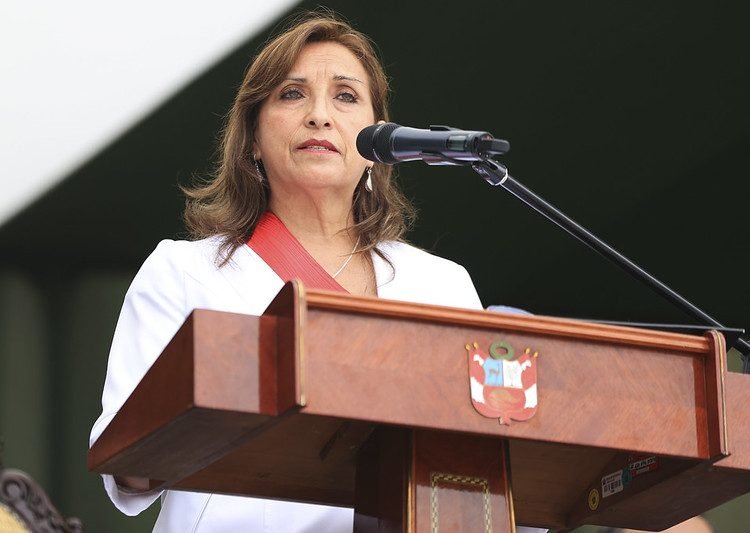 Dina Boluarte en un discurso sobre las protestas en Perú