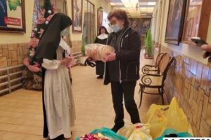 Unior lleva alegría y regalos al asilo de ancianos