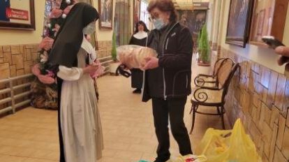 Unior lleva alegría y regalos al asilo de ancianos