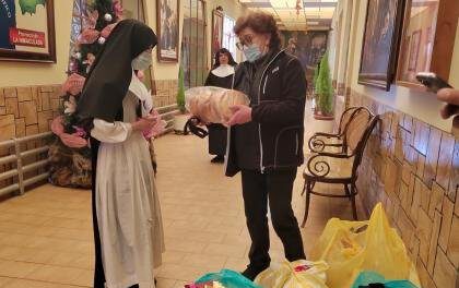 Unior lleva alegría y regalos al asilo de ancianos