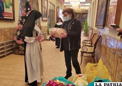 Unior lleva alegría y regalos al asilo de ancianos