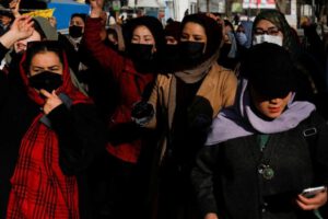 Veto a empleo de mujeres en Afganistán
