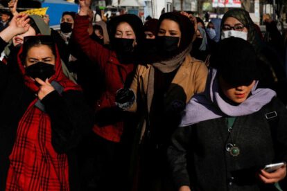 Veto a empleo de mujeres en Afganistán
