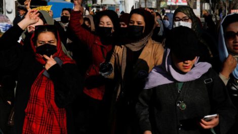 Veto a empleo de mujeres en Afganistán