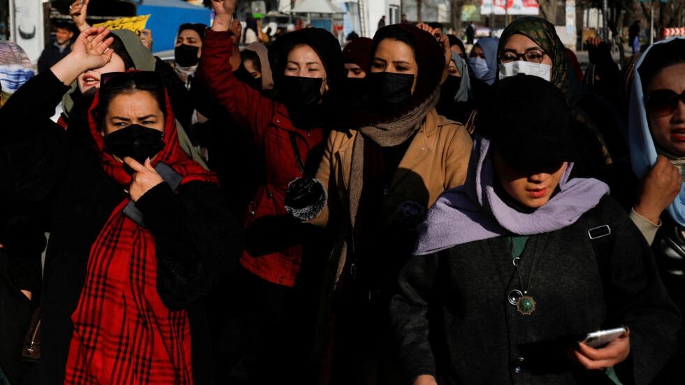 Veto a empleo de mujeres en Afganistán