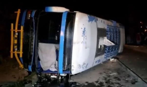 Accidente en carretera hacia Copacabana deja 13 personas heridas