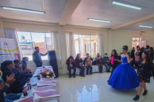 Víctimas de violencia muestran su talento en desfile de moda