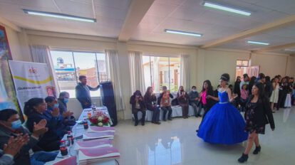 Víctimas de violencia muestran su talento en desfile de moda