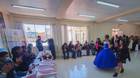 Víctimas de violencia muestran su talento en desfile de moda