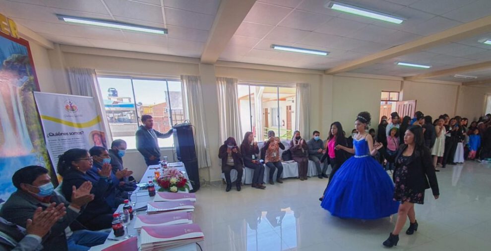 Víctimas de violencia muestran su talento en desfile de moda
