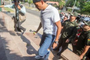 Luis Fernando Camacho aprehendido por policías