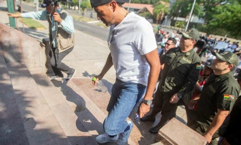 Luis Fernando Camacho aprehendido por policías