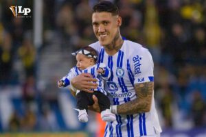 Bryan Bentaberry es uruguayo y juega en defensa