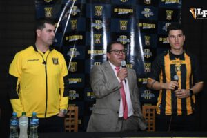Ismael Rescalvo fue presentado como nuevo entrenador en The Strongest