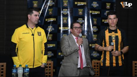 Ismael Rescalvo fue presentado como nuevo entrenador en The Strongest