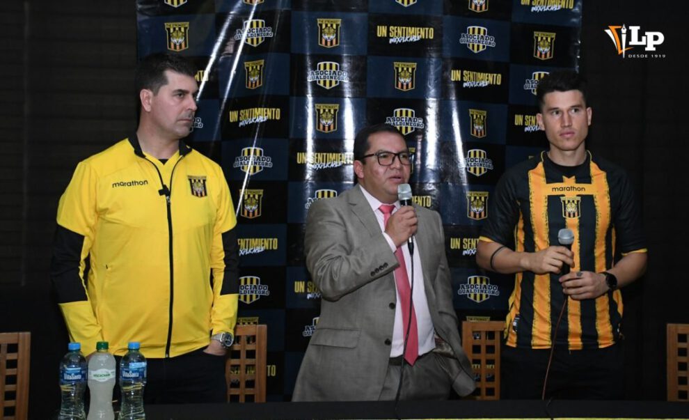Ismael Rescalvo fue presentado como nuevo entrenador en The Strongest